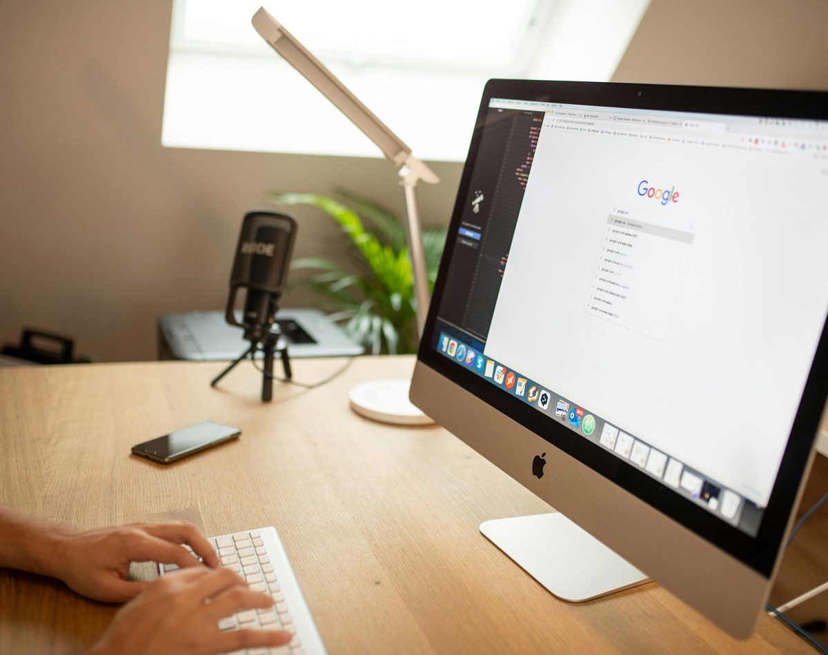 Un ordinateur portable sur une table représente l’apprentissage des bases informatiques.